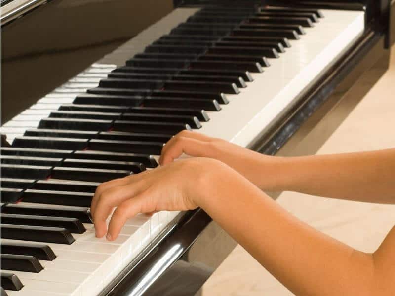 Tangan di atas piano